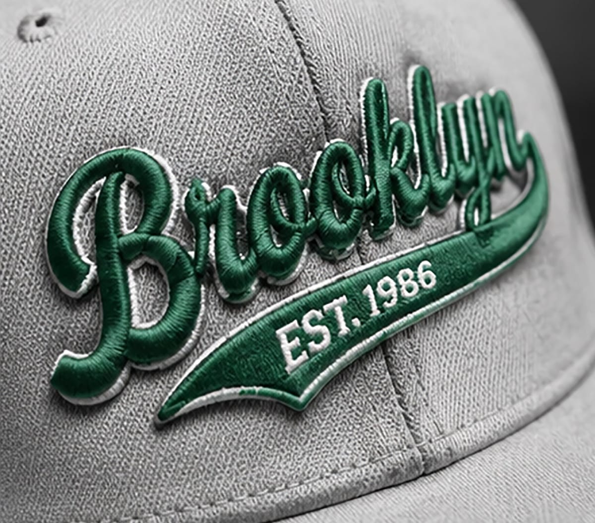 Grüne 3D-Stickerei „Brooklyn Est. 1986“ auf einer grauen Cap